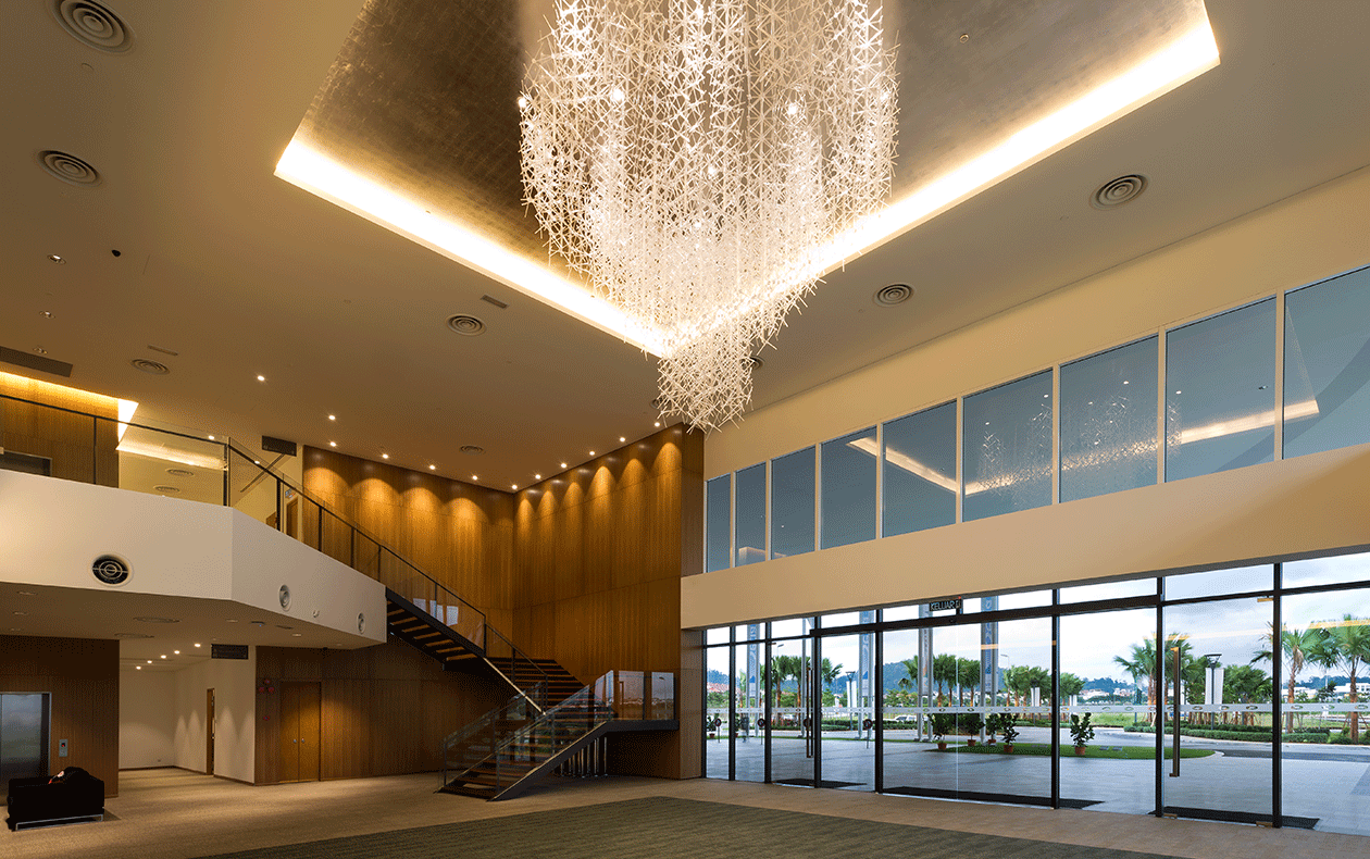 Ruang lobi dalaman Setia City Convention Centre dengan lampu hiasan