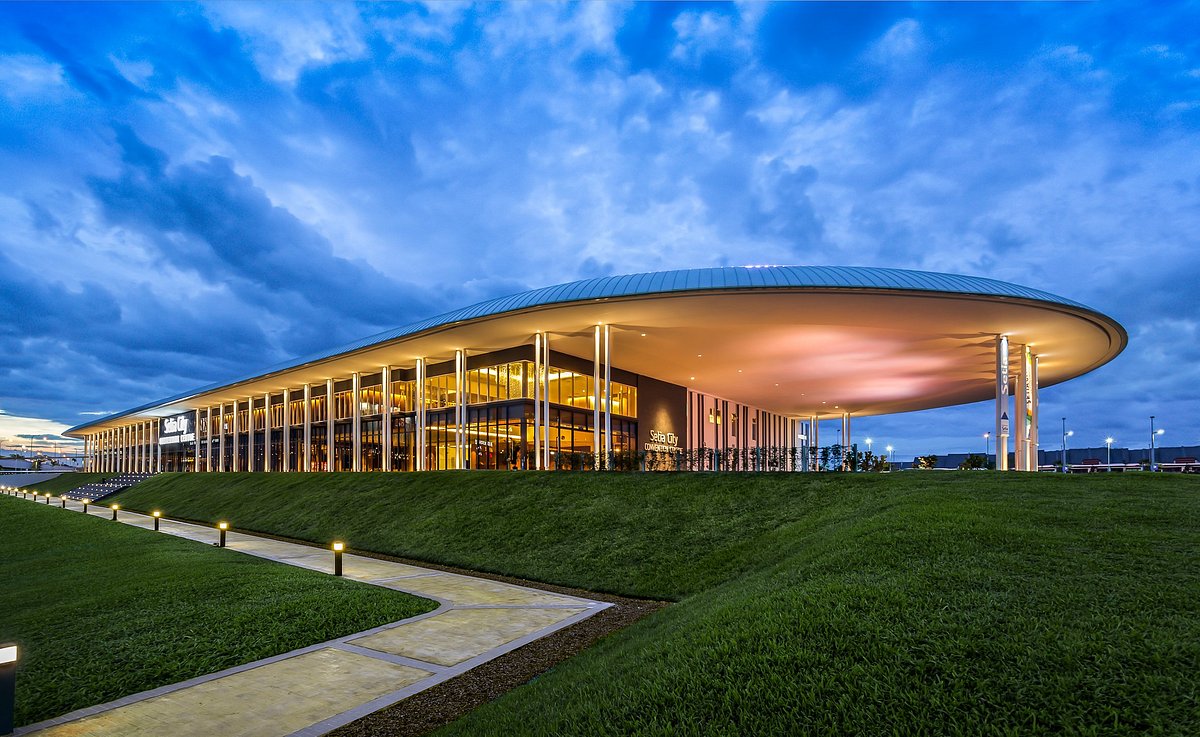 Pandangan luar Setia City Convention Centre pada waktu senja